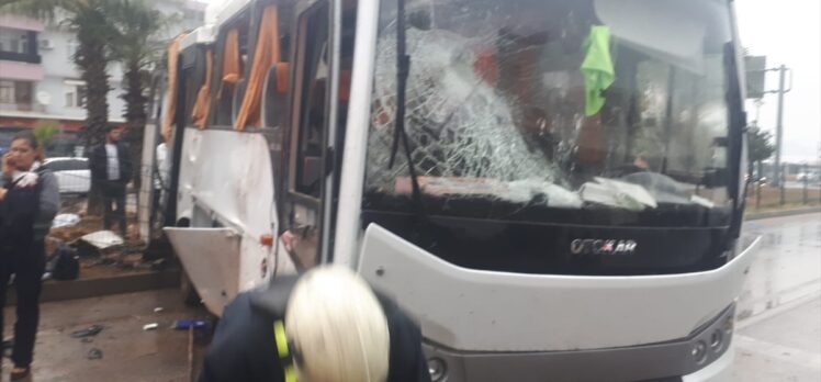 Antalya'da devrilen tur midibüsündeki 8 turist yaralandı