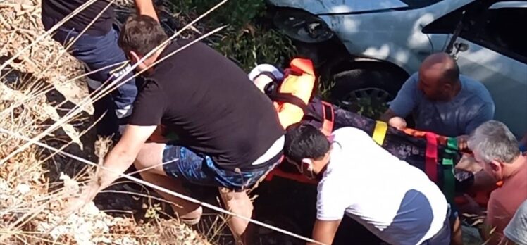 Antalya'da ırmağa düşen otomobildeki 2 kişi yaralandı