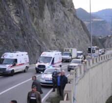 Artvin-Erzurum kara yolunda heyelan nedeniyle ulaşım sağlanamıyor
