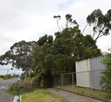 Avustralya’da şiddetli rüzgar nedeniyle binlerce ev elektriksiz kaldı