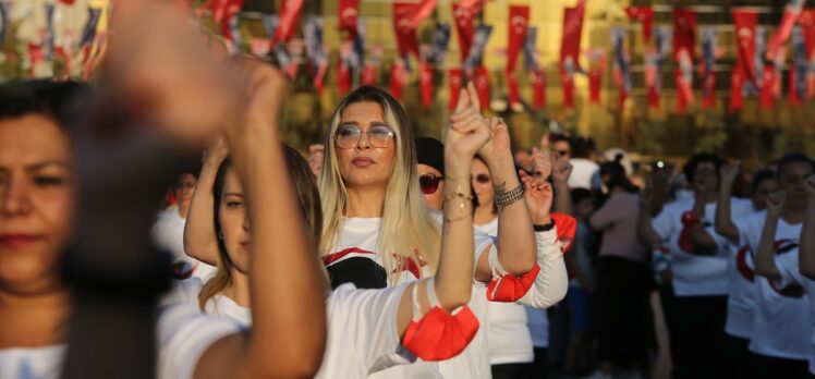 Aydın'da 98 kadın, 29 Ekim'i zeybek oynayarak kutladı