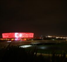 Bakü Olimpiyat Stadyumu'na Türk bayrağı yansıtıldı