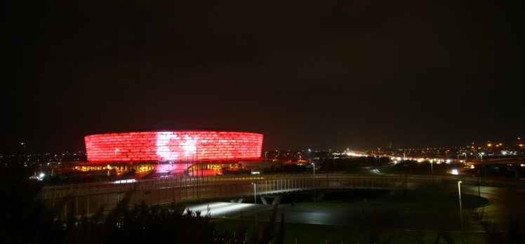 Bakü Olimpiyat Stadyumu'na Türk bayrağı yansıtıldı