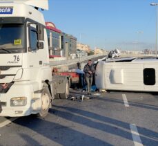GÜNCELLEME – Beylikdüzü'nde tıra çarpan servis minibüsündeki 8 kişi yaralandı