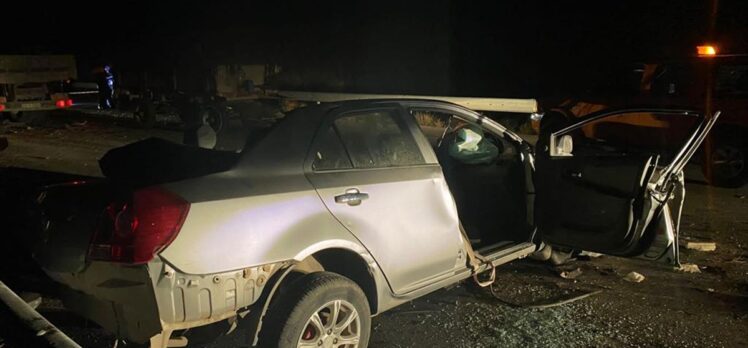 Burdur'da 3 aracın karıştığı trafik kazasında 3 kişi yaşamını yitirdi