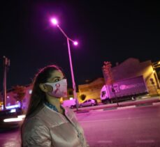 Bursa'da bazı sokaklar meme kanserine farkındalık için pembe renkle aydınlatıldı