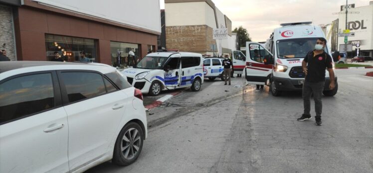 Bursa'daki trafik kazasında 2'si polis 3 kişi yaralandı
