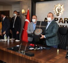 Dışişleri Bakanı Çavuşoğlu, AK Parti İzmir İl Başkanlığını ziyaret etti