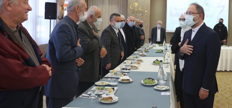 Diyanet İşleri Başkanı Erbaş, Sakarya'da emekli İmam Hatip Lisesi öğretmenleriyle buluştu