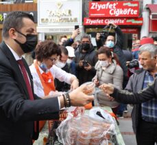 Edirne'de vatandaşlar festivale kabak tatlısı ikramıyla davet edildi