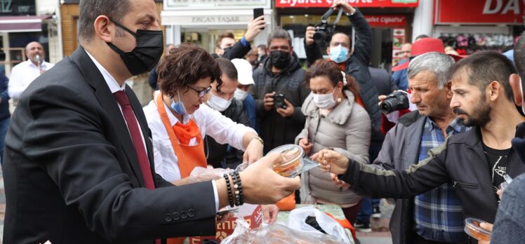 Edirne'de vatandaşlar festivale kabak tatlısı ikramıyla davet edildi