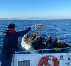 Ege Denizi'nde Türk kara sularına itilen lastik botlardaki 79 düzensiz göçmen kurtarıldı