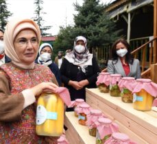 Emine Erdoğan, Çubuk'ta kadınlarla turşu kurdu