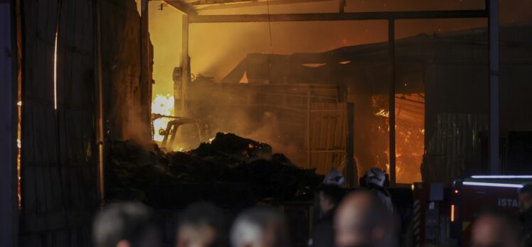 Esenyurt'ta fabrikada çıkan yangına müdahale ediliyor