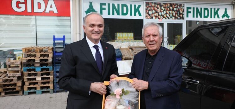 Fenerbahçe'nin eski başkanı Aziz Yıldırım, Düzce'de isminin verildiği bulvarı gezdi