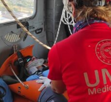 Fethiye'de kayalıklara düşen yamaç paraşütçüsü helikopterle kurtarıldı