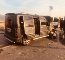 Gaziantep'te iki hafif ticari aracın çarpıştığı kazada 3 kişi yaralandı