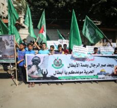 Gazzeli çocuklardan İsrail hapishanelerinde açlık grevi yapan Filistinlilere destek gösterisi
