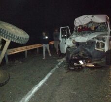 Giresun'da minibüsün traktör römorkuna çarptığı kazada 3 kişi yaralandı