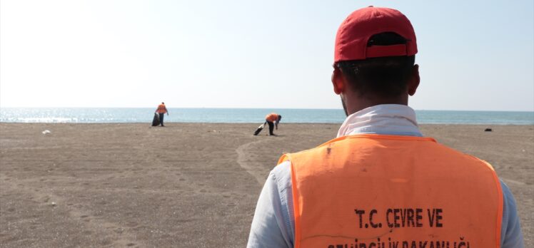 Hatay sahillerinde Suriye kaynaklı petrol sızıntısının temizlik çalışmaları sürüyor