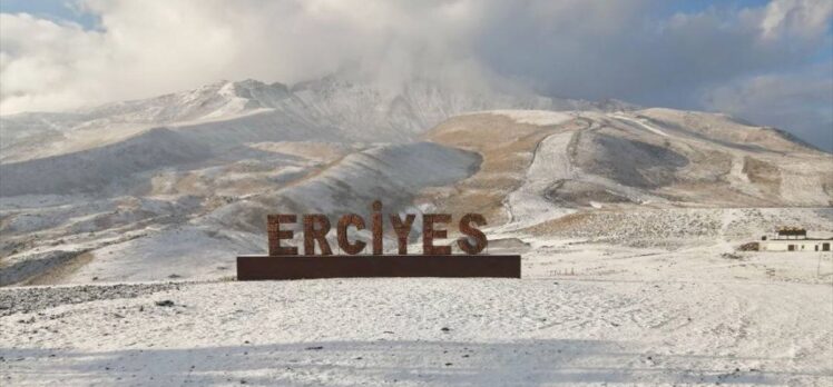 İç Anadolu'nun en yüksek dağı Erciyes'e kar yağdı
