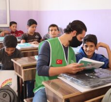 İHH'dan İdlib'deki ihtiyaç sahibi öğrencilere eğitim malzemesi desteği