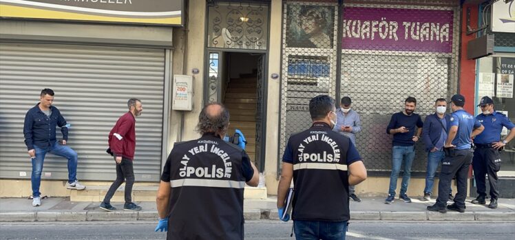 İzmir'de evde bıçaklanmış bulunan iki kişiden biri öldü