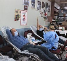 İzmirli kahvehaneci iş yerinde 17'nci kan bağışı kampanyasını düzenledi
