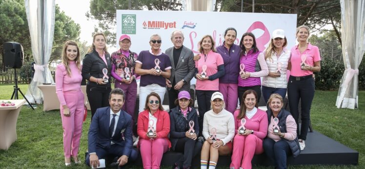Kadın golfçüler, meme kanserine dikkati çekmek için sahaya çıktı