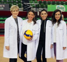 Karşıyakalı voleybolcular, meme kanseri farkındalığı için kadın doktorlarla maç yaptı