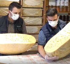 Kars'ta sezonun ilk gravyer peyniri tezgahlarda yerini aldı