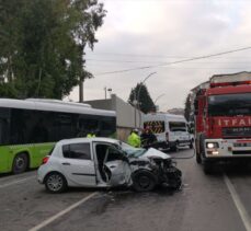 Kocaeli'de belediye otobüsü ile otomobil çarpıştı, biri ağır 3 kişi yaralandı
