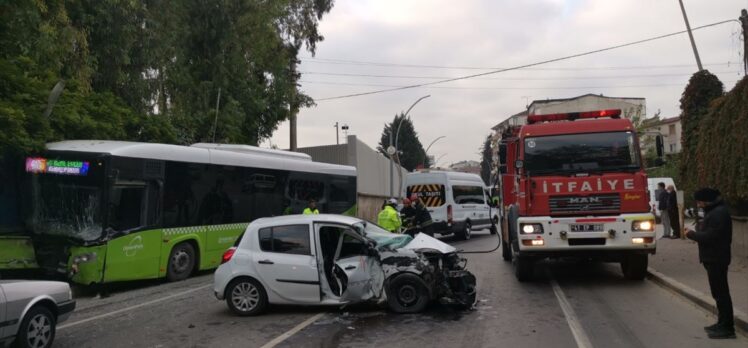Kocaeli'de belediye otobüsü ile otomobil çarpıştı, biri ağır 3 kişi yaralandı