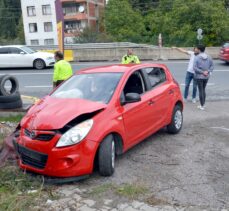 Kocaeli'de ters yöne giren otomobil panelvanla çarpıştı, 2 kişi yaralandı