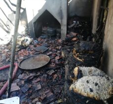Konya'da çıkan yangında kedi yavrusunu itfaiyenin dikkati kurtardı