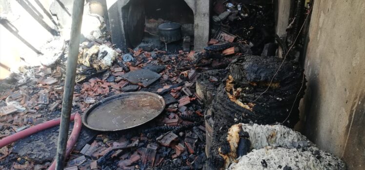 Konya'da çıkan yangında kedi yavrusunu itfaiyenin dikkati kurtardı