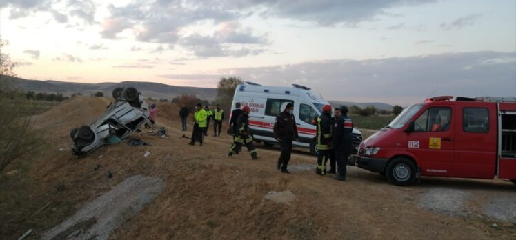 Konya'da yoldan çıkarak devrilen otomobildeki 2 kişi öldü,1 kişi yaralandı