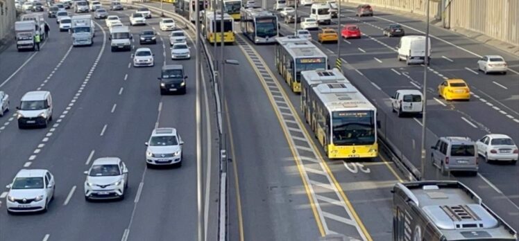 Metrobüs arızası nedeniyle Edirnekapı durağında araç kuyruğu oluştu