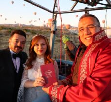Nevşehir'de nikahları sıcak hava balonunda kıyılan çift, gökyüzünde “evet” dedi