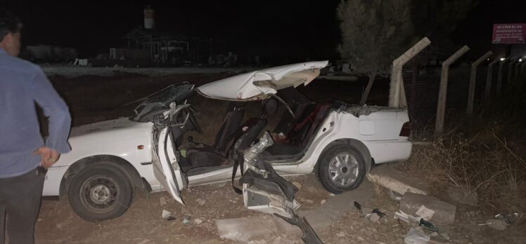 Şanlıurfa'da kepçeyle otomobilin çarpıştığı kazada 2 kişi öldü, 6 kişi yaralandı