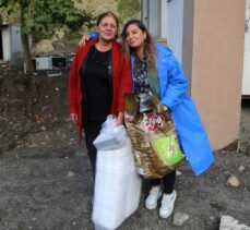 Sel felaketinin yaşandığı Bozkurt'tan sokak hayvanları için ayrılmıyorlar