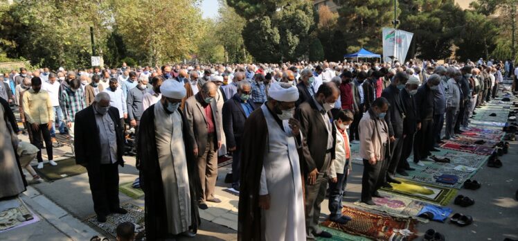 Tahran'da yaklaşık 2 yıl sonra ilk cuma namazı kılındı