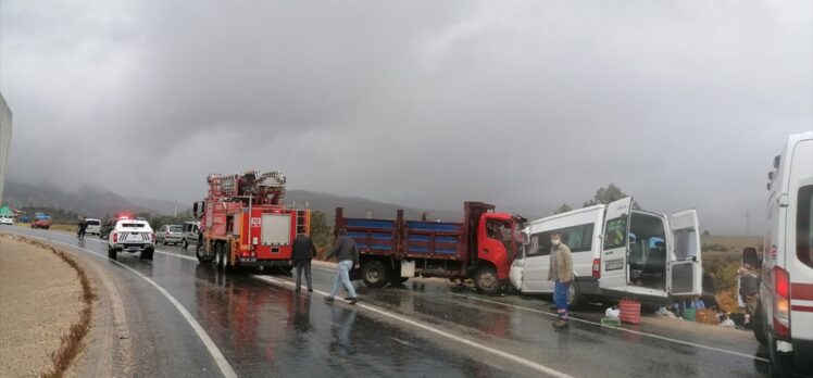 Tokat'ta kamyonet ile minibüsün çarpışması sonucu 2 kişi öldü, 11 kişi yaralandı