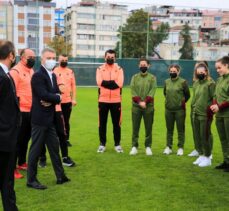 Trabzonspor Kulübü Başkanı Ağaoğlu, kadın futbol takımını ziyaret etti