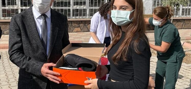Tunceli'de ikinci doz aşısını yaptıran öğrenciye bir çift ayakkabı hediye