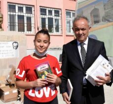 Türkiye'nin “Eşekli Dostoyevski”si köyleri dolaşarak çocuklara kitap dağıttı