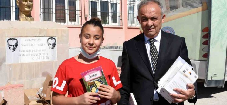 Türkiye'nin “Eşekli Dostoyevski”si köyleri dolaşarak çocuklara kitap dağıttı