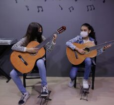 Türkiye'ye sığınan Suriyeli müzisyen, müziğin diliyle halklar arasındaki engellerin yıkılabileceğine inanıyor