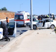 Tuzla'da virajı alamayarak devrilen otomobildeki 2 kişi yaralandı