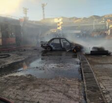 Van'da alev alan otomobildeki yangının sıçradığı 3 iş yeri hasar gördü